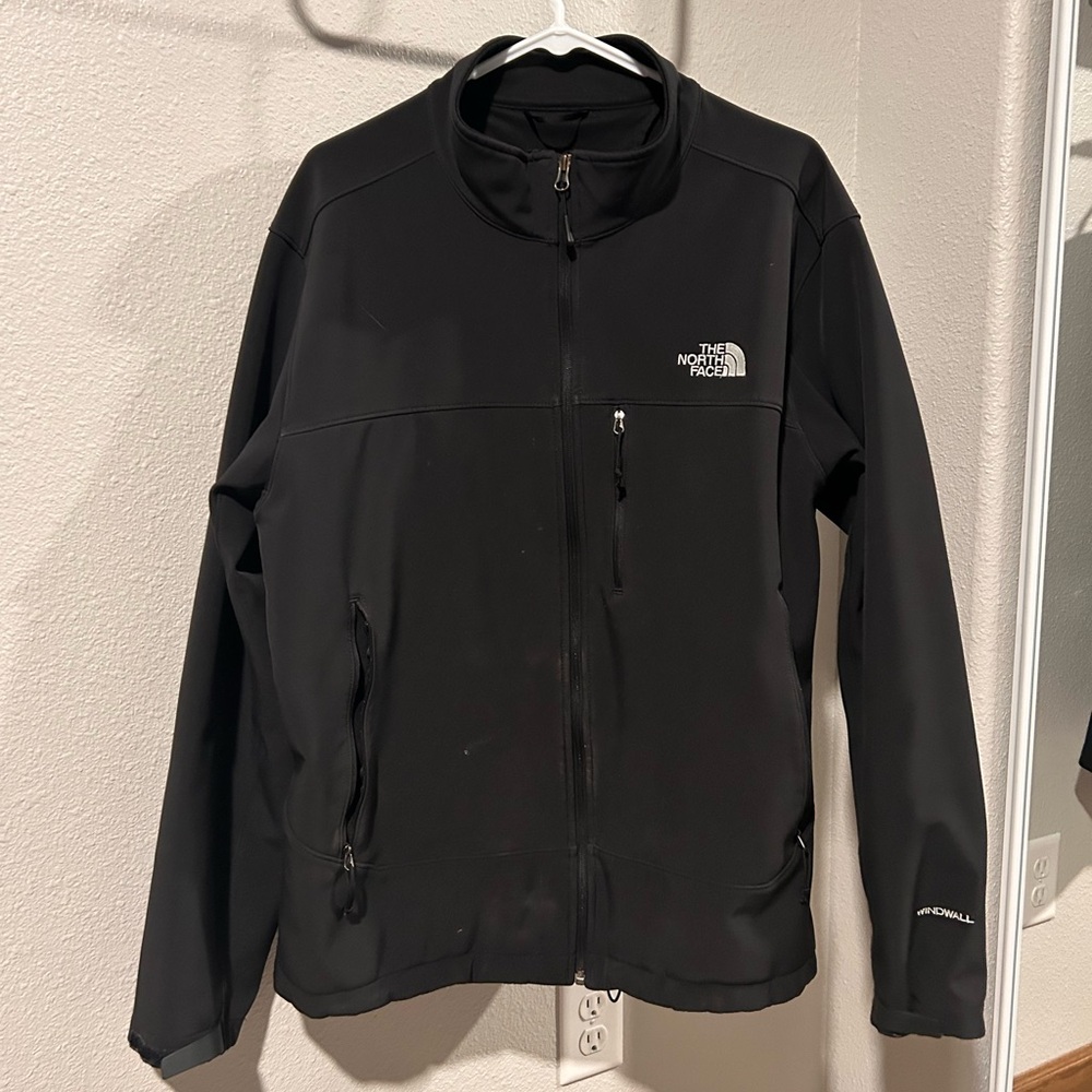 NORTH FACE SOFT SHELL MENS JACKET SIZE XL. BLACK IN COLOR.
